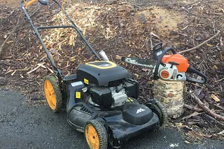 Bilde av en gressklipper og en motorsag