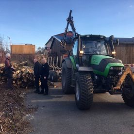 Lossing av ved fra Unikas treavdeling