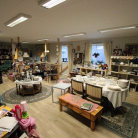 Bilde fra inne i bruktbutikken til Unika AS