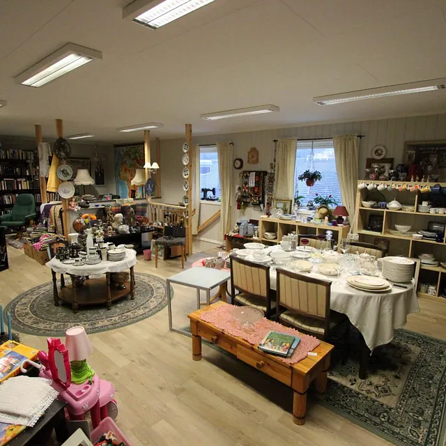 Bilde fra inne i bruktbutikken til Unika AS